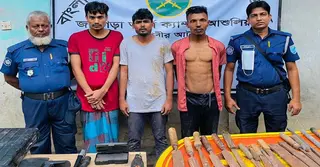 আশুলিয়ায় সেনাবাহিনীর অভিযানে অস্ত্রসহ তিন সন্ত্রাসী আটক